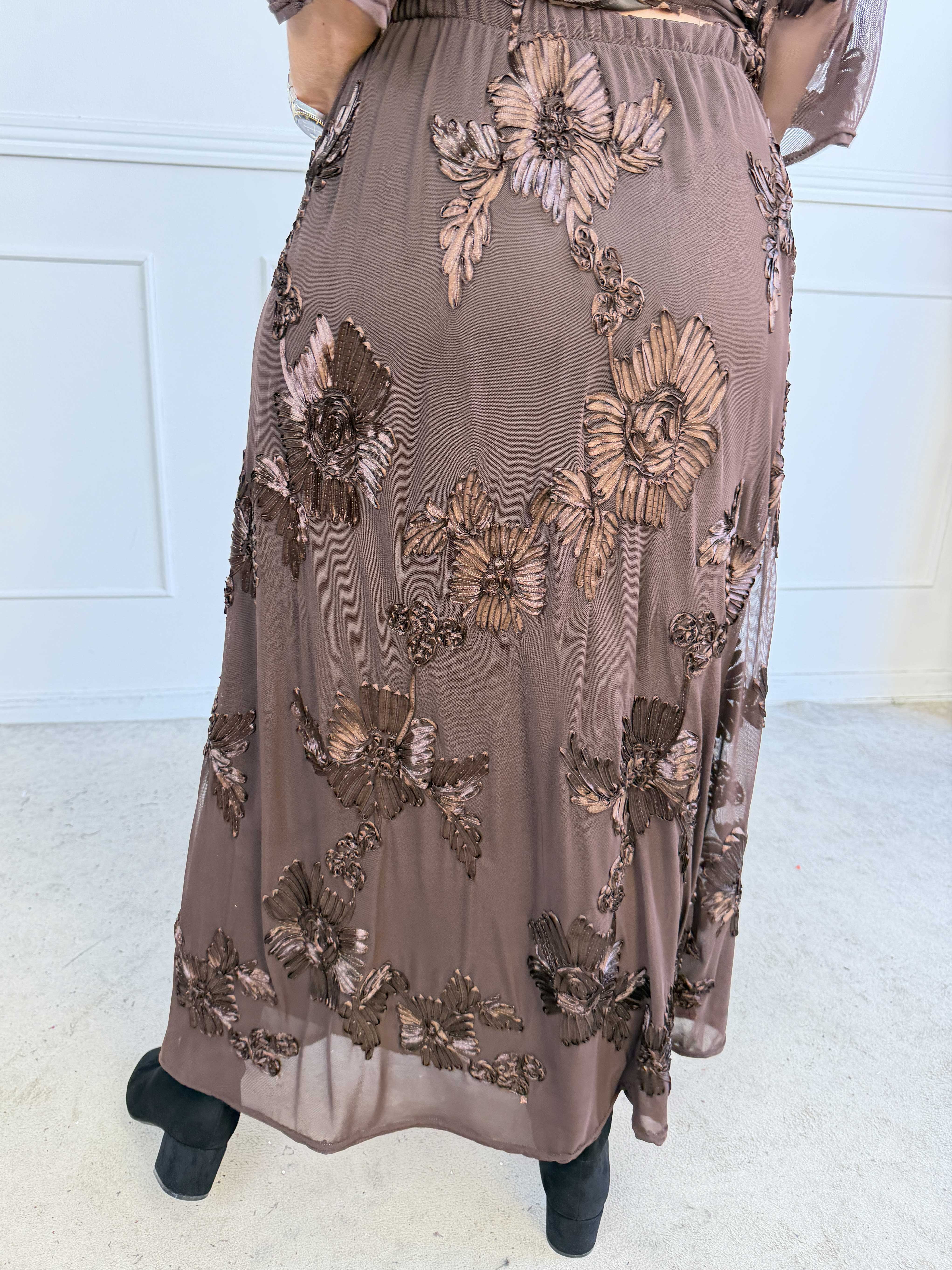 Silke Flora - Feminin kjol i lätt mesh med fina blomstermotiv som ger en elegant och romantisk look